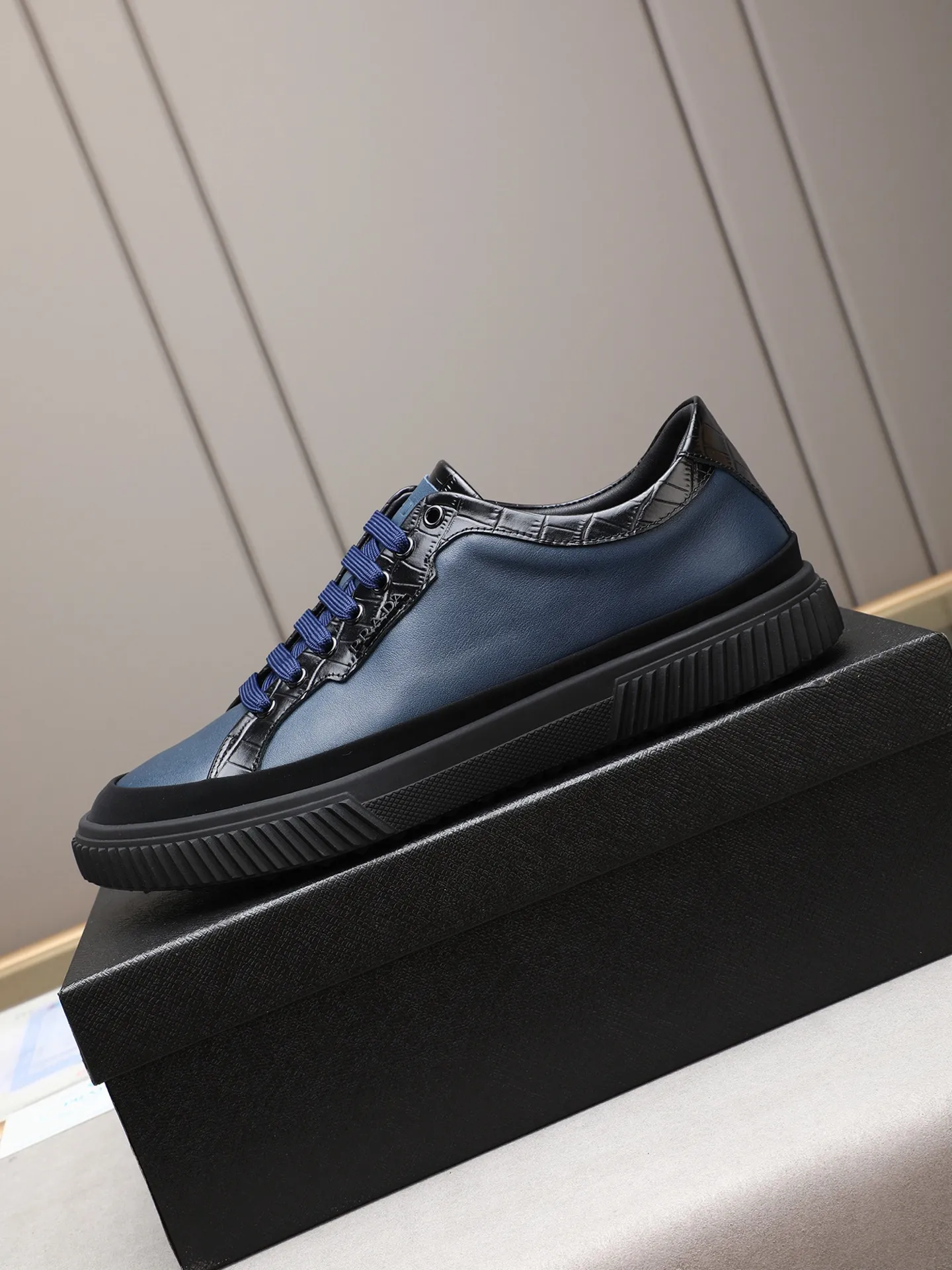 Men's shoes💰420💰 Brand: PRADA (Prada) Standard code: Men's code 38–44 (45 can be customized) Material: Original cowhide, breathable sheep lining Special outsole Style category: Men's fashionable casual sneakers Low-key luxury! Color: actual picture color